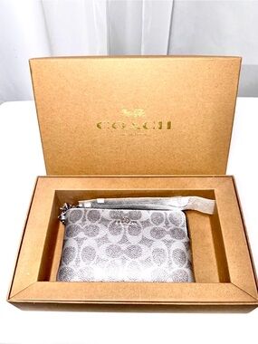 💞Boxed Limited Seasonal Edition Coach Silver Wristlet with Detachable Charms💞